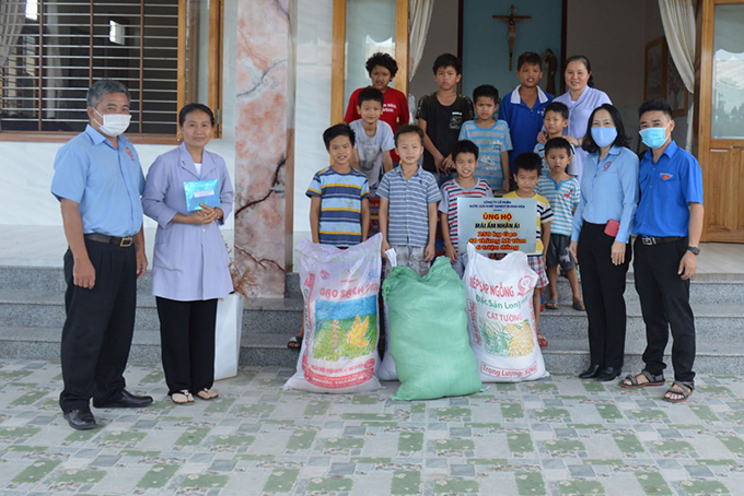 Công ty Sanest Khánh Hòa tặng quà thiện nguyện tại Mái ấm Nhân Ái, xã Cam Phước Đông, TP. Cam Ranh