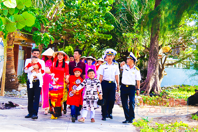 Quân và dân trên đảo Song Tử Tây.