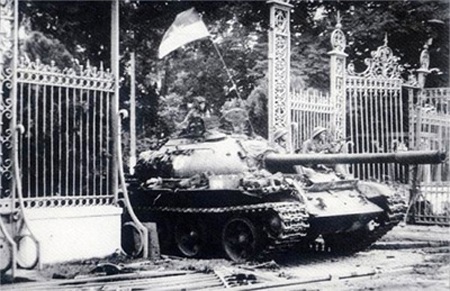 Xe tăng Quân giải phóng húc đổ cổng Dinh Độc Lập trưa ngày 30/4/1975. Ảnh tư liệu