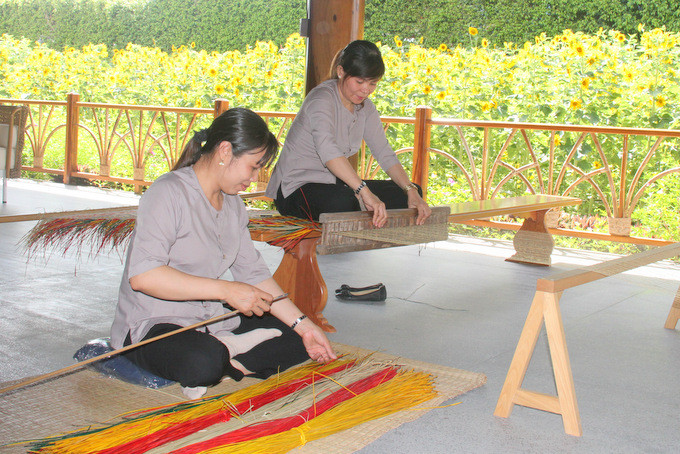  Dệt chiếu là một trong những nghề truyền thống được giới thiệu tại làng nghề 