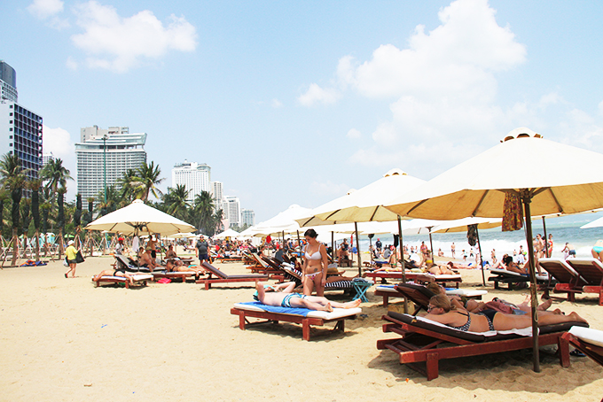 Nhiều doanh nghiệp thuê bãi biển để đặt ghế, dù cho khách nghỉ mát.
