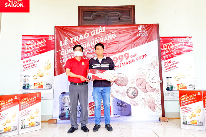 Đại diện Bia Saigon trao giải nhất 1 chỉ vàng cho khách hàng tại Gia Lai.