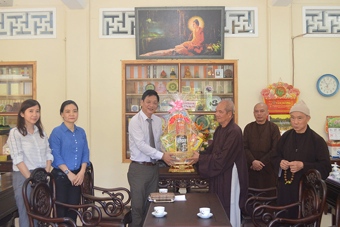 Ban Thường trực Ủy ban Mặt trận Tổ quốc Việt Nam tỉnh thăm và tặng quà Ban Trị sự Giáo Hội Phật Giáo Việt Nam tỉnh.