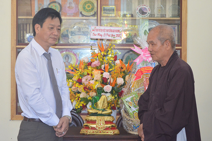 Hòa thượng Thích Minh Thông – Phó Trưởng Ban Thường trực Ban Trị GHPGVN sự cảm ơn sự quan tâm Ủy ban MTTQ Việt Nam tỉnh.
