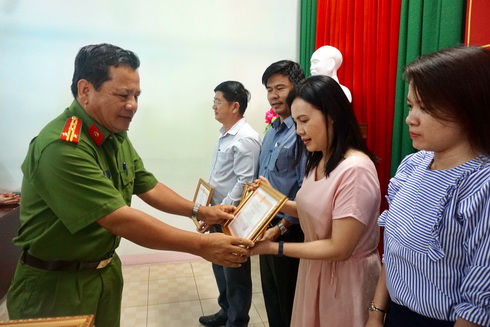 Đại tá Võ Văn Dũng trao giấy khen của Giám đốc Công an tỉnh cho các tập thể, cá nhân