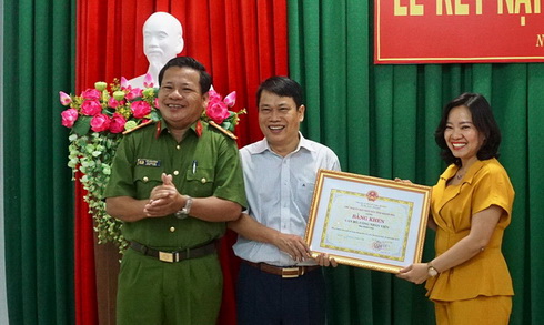 Đại tá Võ Văn Dũng trao bằng khen của UBND tỉnh cho tập thể Báo Khánh Hòa. Ảnh: K.N