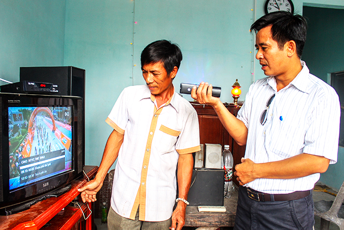 Hỗ trợ lắp đặt đầu thu  truyền hình số tại nhà  người dân  xã Diên Phú (Diên Khánh) năm 2018. 