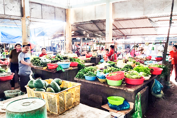 Diện tích chợ thị trấn Khánh Vĩnh chưa  đáp ứng được  nhu cầu phát triển thương mại  tại  địa phương.