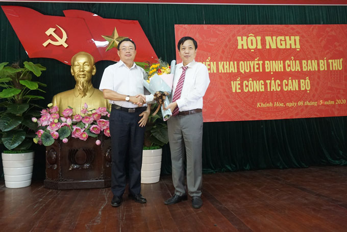 Ông Hoàng Văn Trà tặng hoa chúc mừng ông Hà Quốc Trị.
