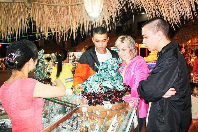 Du khách nước ngoài tham quan, mua sắm tại Phố đi bộ. 