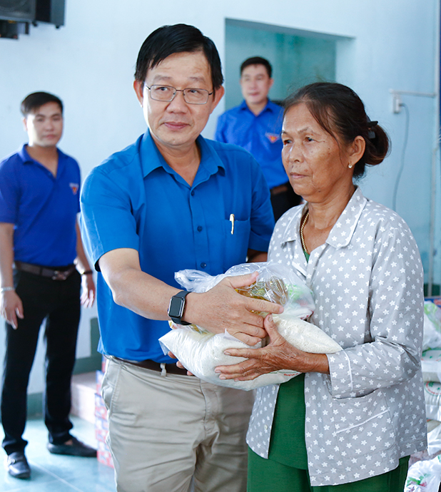 Ông Nguyễn Vĩnh Thạnh, Chủ tịch UBND thị xã Ninh Hòa trao quà cho người dân.