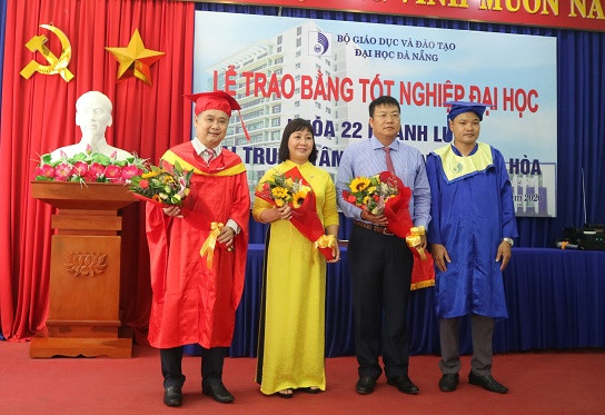 Đại diện học viện tặng hoa cho Giám đốc Sở Giáo dục và Đào tạo và lãnh đạo Trung tâm Đào tạo thường xuyên Đại học Đà Nẵng, lãnh đạo Trung tâm Giáo dục thường xuyên tỉnh Khánh Hòa. 