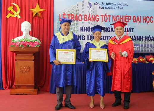 Học viên nhận giấy khen của Trung tâm Đào tạo thường xuyên Đại học Đà Nẵng. 