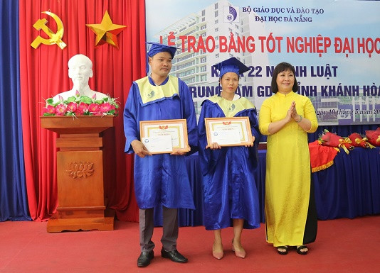 Học viên nhận giấy khen của Trung tâm Giáo dục Thường xuyên tỉnh Khánh Hòa. 