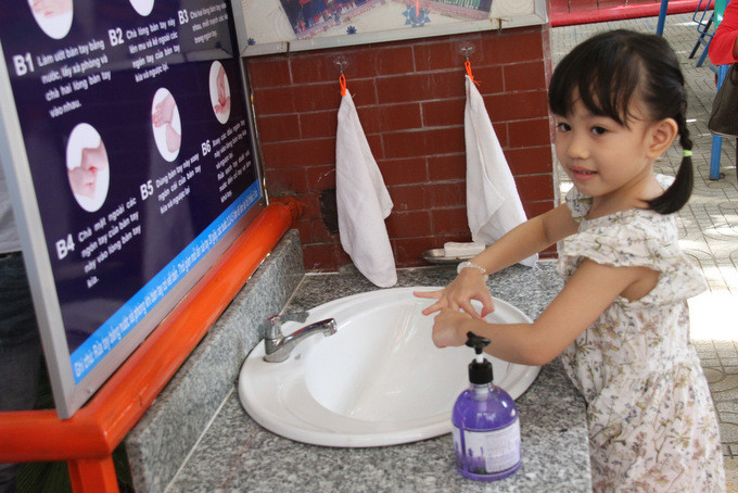 Học sinh Trường Mầm non Lý Tự Trọng Nha Trang tự rửa tay phòng chống dịch Covid-19