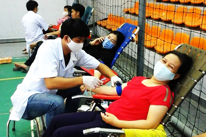 Người dân huyện Khánh Vĩnh tham gia hiến máu tình nguyện.