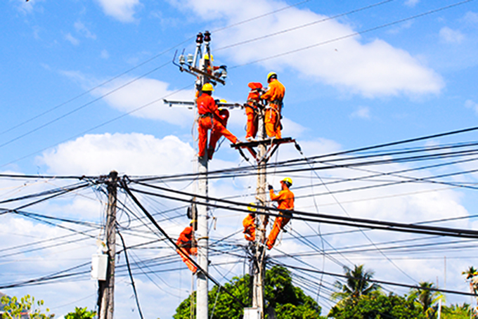 Sửa chữa đường dây truyền tải điện tại huyện Diên Khánh.