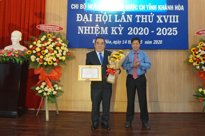 ng Lương Kiên Định trao giấy khen cho ông Nguyễn Hoài Chiểu.