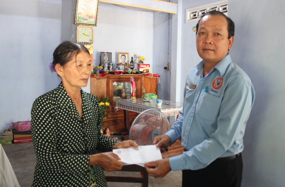 Lãnh đạo Công ty Cổ phần Nước giải khát Sanest Khánh Hòa trao quà cho gia đình nạn nhân Nguyễn Tiến Danh.