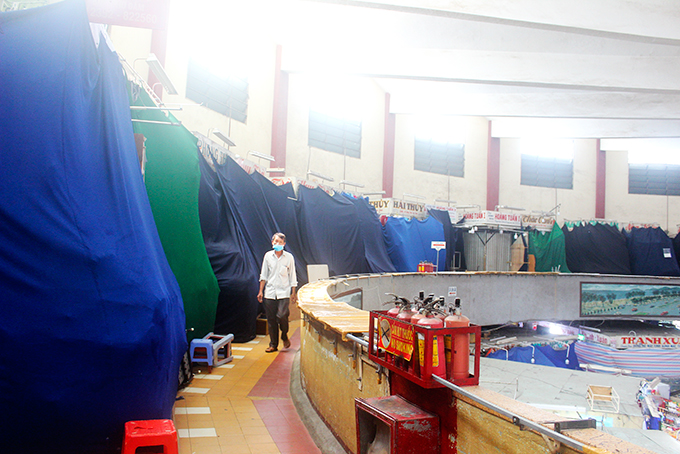 Gần như toàn bộ tiểu thương ngành hàng vải ở chợ Đầm tròn đóng cửa nghỉ bán. (Ảnh chụp ngày 12-5)