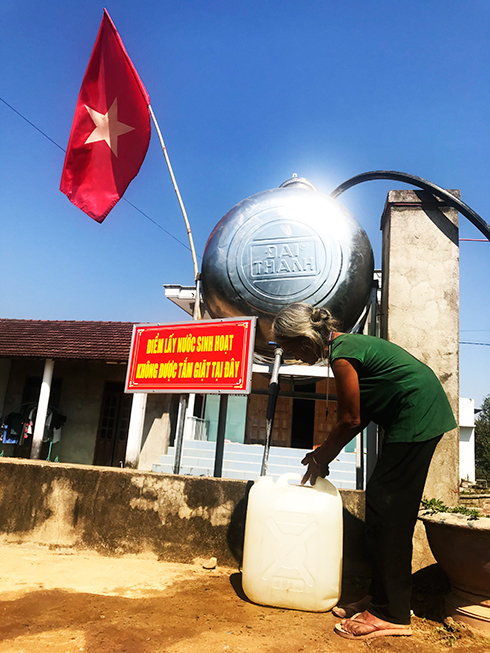 Người dân xã Sơn Bình (huyện Khánh Sơn) lấy nước từ điểm cấp nước công cộng do UBND xã Sơn Bình triển khai.