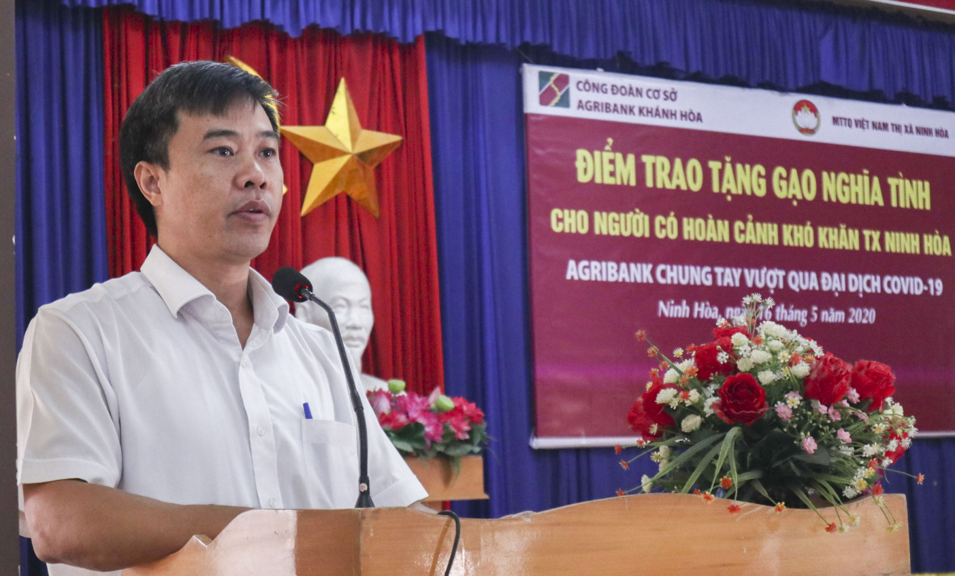 Lãnh đạo Agribank chi nhánh Khánh Hòa phát biểu tại buổi trao tặng quà cho người dân thị xã Ninh Hòa.