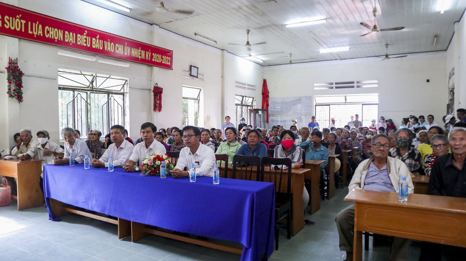 200 suất quà đã được trao tới tay người dân 5 xã, phường của thị xã Ninh Hòa.