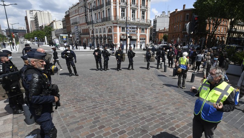 Cảnh sát Pháp chặn người biểu tình Áo vàng ở Toulouse. Ảnh: La Depeche