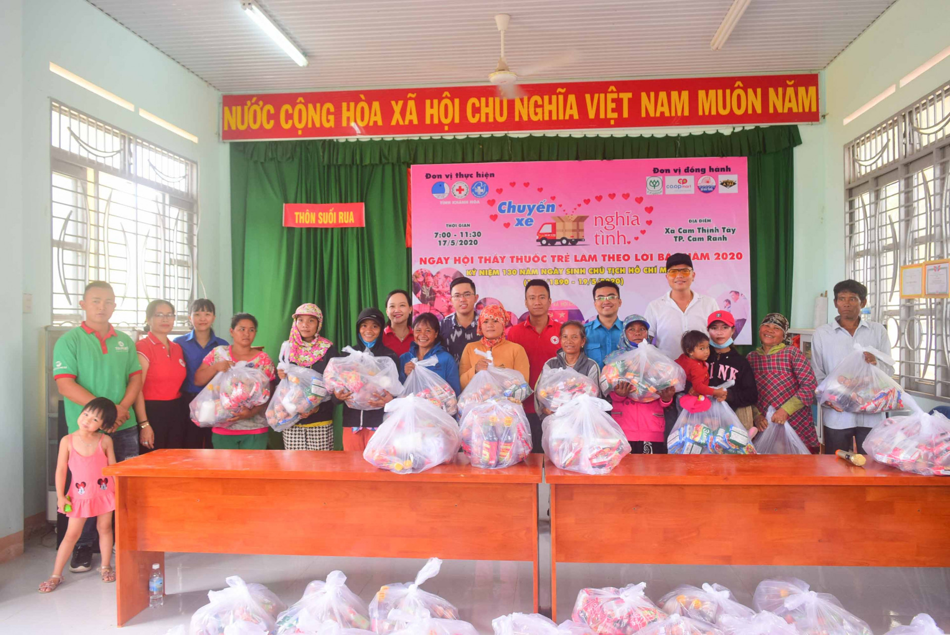 Các đơn vị tặng quà cho người dân khó khăn tại xã Cam Thịnh Tây 