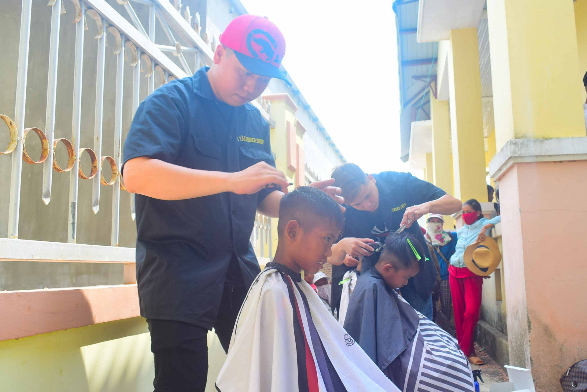 Cắt tóc miễn phí cho trẻ em xã Cam Thịnh Tây 
