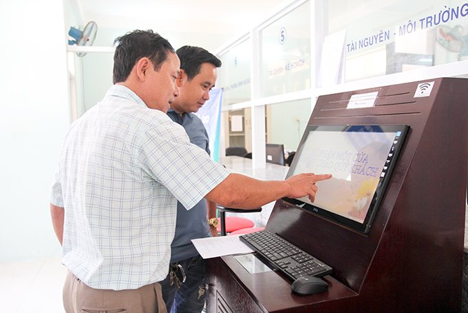 Hướng dẫn người dân nộp hồ sơ trực tuyến tại UBND huyện Khánh Vĩnh.
