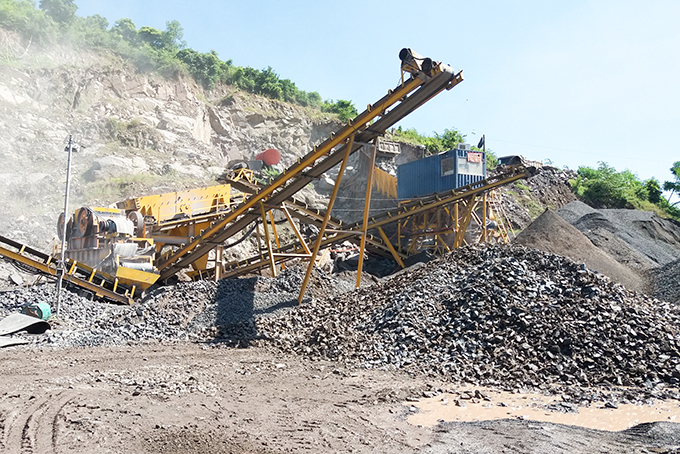 Hoạt động khai thác đá ở huyện Diên Khánh. 