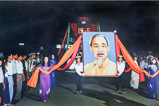 Xuất phát từ hang Bắc Pó (Cao Bằng), đoàn rước đuốc  “Đuốc sáng Việt Nam, hành trình theo chân Bác” đến Khánh Hòa, năm 2008. 