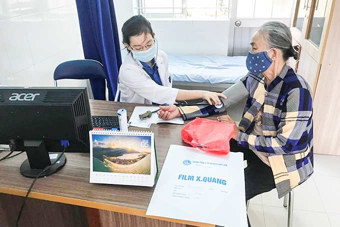 Bác sĩ Câu lạc bộ Thầy thuốc trẻ huyện Cam Lâm khám bệnh cho người dân tại Ngày hội thầy thuốc trẻ làm theo lời Bác.