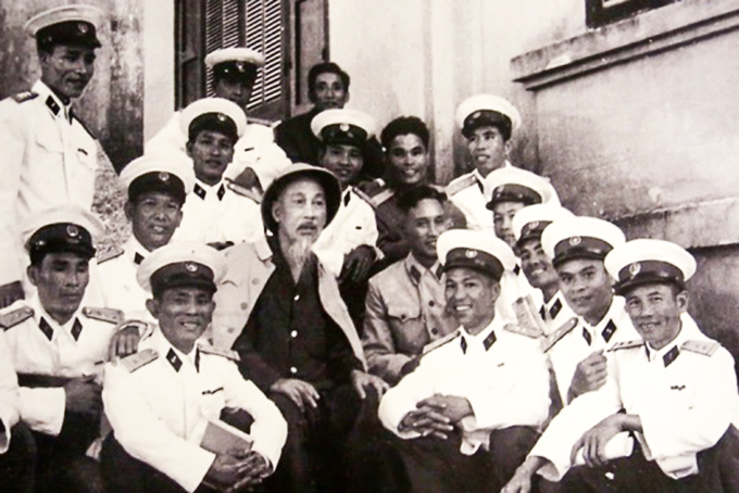 Bác Hồ thăm bộ đội hải quân ở vùng Đông Bắc của Tổ quốc (năm 1959).