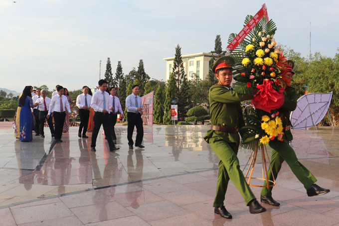 Đoàn đại biểu của Tỉnh ủy, HĐND, UBND, UBMTTQ Việt Nam tỉnh do ông Nguyễn Khắc Định dẫn đầu.