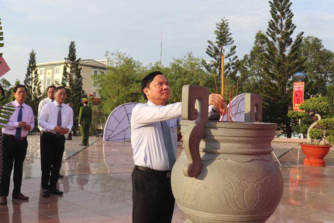 Ông Nguyễn Khắc Định dâng hương tại Tượng đài Bác Hồ.