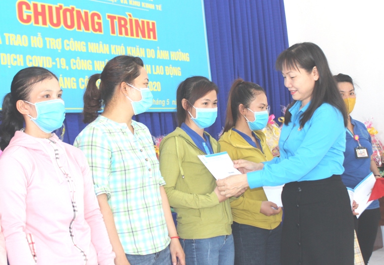 Đại diện Liên đoàn Lao động tỉnh Khánh Hòa trao hỗ trợ cho công nhân.