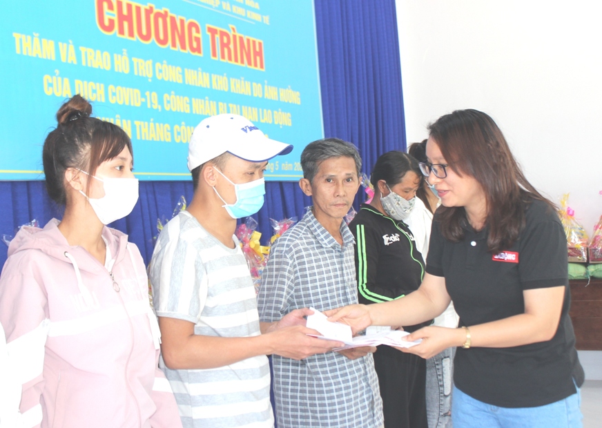 Đại diện Quỹ Tấm lòng vàng Báo Lao Động trao hỗ trợ cho công nhân.