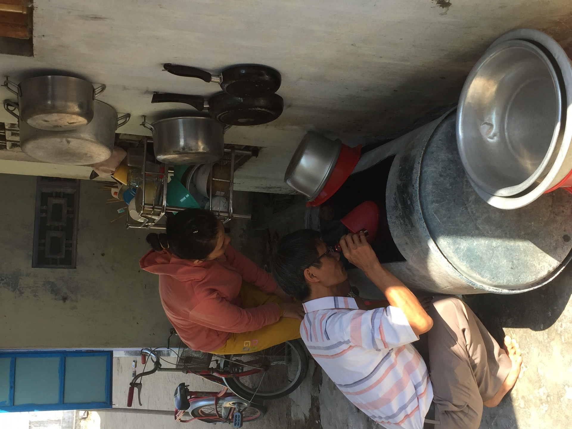 Kiểm tra lăng quăng ở bồn chứa nước nhà người dân xã Vạn Hưng