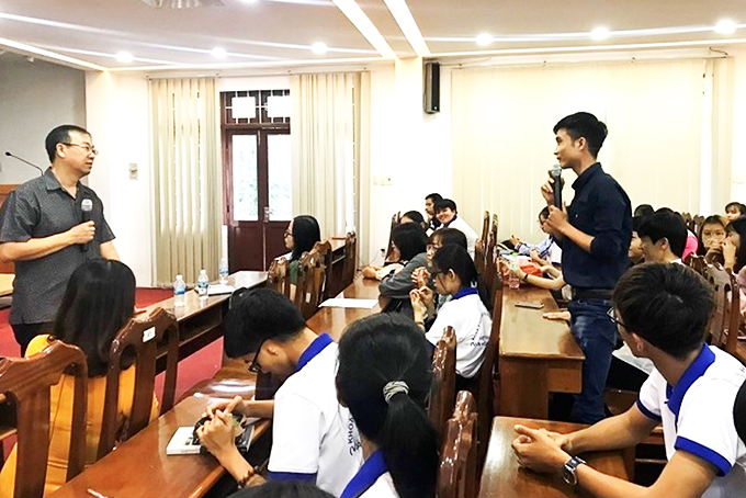 Sinh viên Khoa Khoa học xã hội và nhân văn Trường Đại học Khánh Hòa trao đổi với đại diện doanh nghiệp trong một chương trình giao lưu.