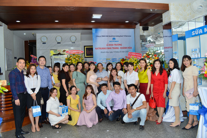Đại biểu đến dự khai trương Showroom Sữa non Natrumax tại Nha Trang