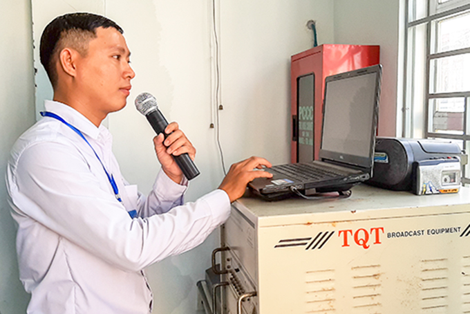 Cán bộ Đài Truyền thanh phường Ngọc Hiệp (TP. Nha Trang) đọc thông tin  được phát trên hệ thống loa phát thanh. (Ảnh minh họa)