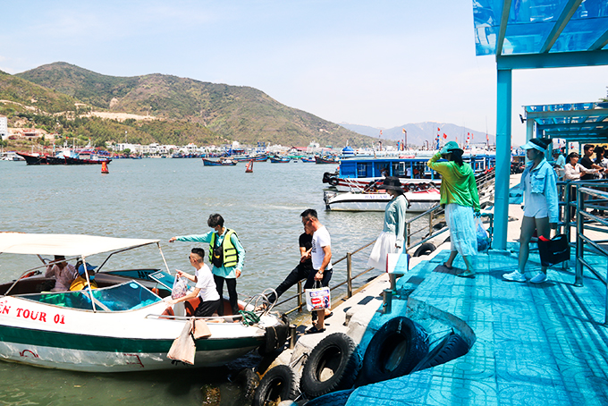 Khách du lịch xuống tàu tham quan vịnh Nha Trang. 
