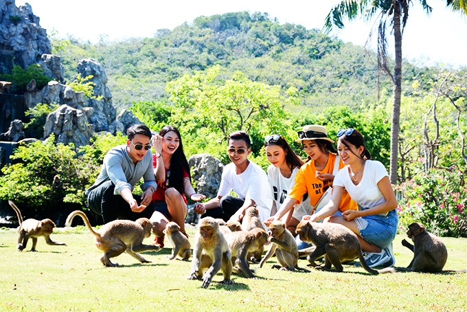 Du khách tham quan Khu du lịch Đảo Khỉ. 