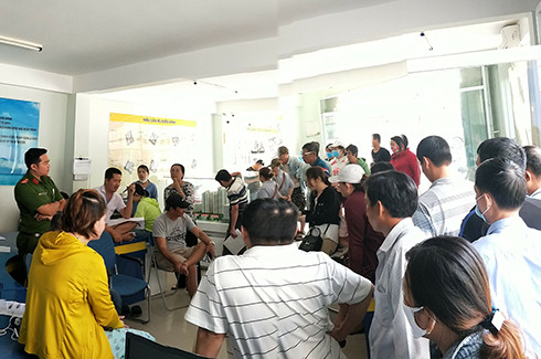 Khách hàng tập trung tại văn phòng Công ty Hoàng Quân tại Nha Trang để đòi nhà