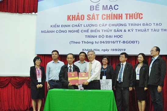 Trường Đại học Nha Trang và Trung tâm Kiểm định chất lượng giáo dục ký kết biên bản đợt khảo sát chính thức. 