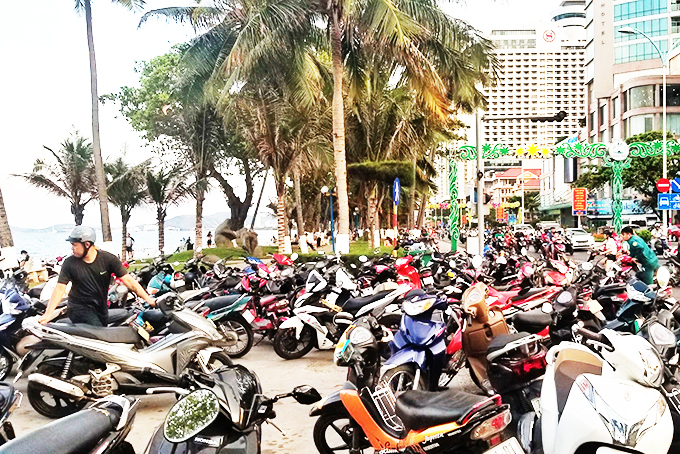 Xe máy của người dân để tràn lan tại công viên bờ biển đường Trần Phú.