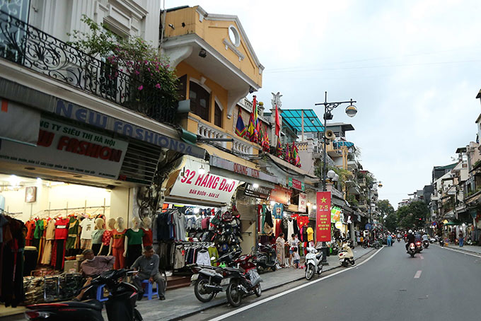 Nhiều hàng quán thuộc loại hình “dịch vụ không thiết yếu” trên phố cổ Hà Nội đã sáng đèn