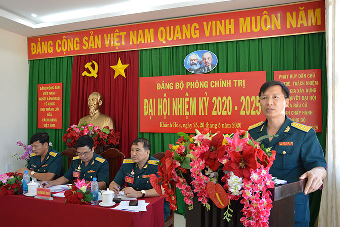 Đồng chí Đại tá Vũ Hồng Trung, Ủy viên Thường vụ, Phó Chính ủy Trường Sĩ quan Không quân phát biểu chỉ đạo tại Đại hội